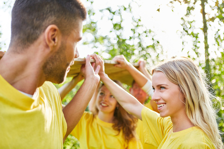 Young girl flirts with man during an exercise at the teambuilding eventの写真素材