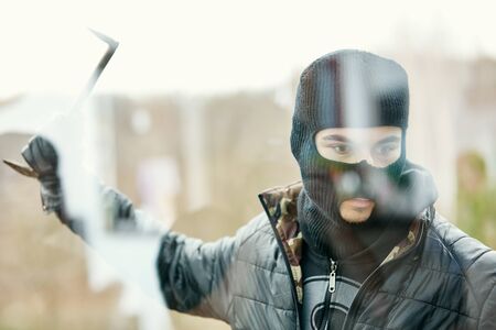 Burglar with crowbar wants to hit windows when breaking in