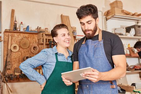Craftsman apprentices are happy about ordering online from the internet