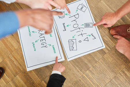 Team collects and discusses ideas for profit development in the brainstorming workshop