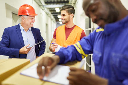 Forwarding team at incoming goods checks delivery of goods with a checklist
