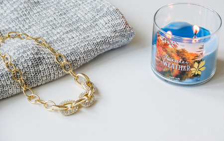 Sweater Weather Candle with Sweater and Necklace Flat Layの写真素材