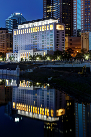 Scioto River and Columbus Ohio skyline at John W. Galbreath Bicentennial Park at duskのeditorial素材