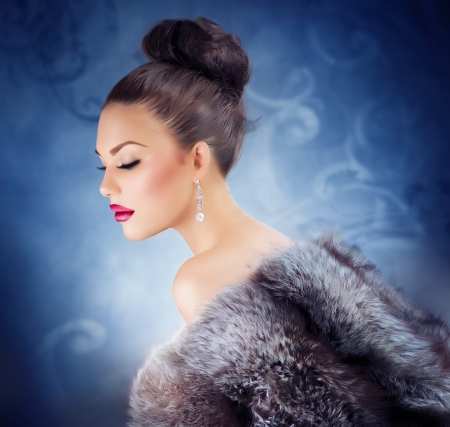 Beautiful Girl in Luxury Fur Coat の写真素材