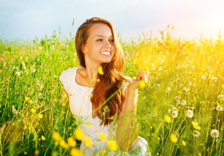 Beautiful Girl Outdoor  Enjoy Nature  Meadow  Allergy Free の写真素材
