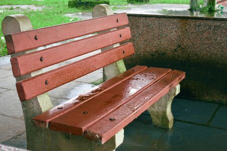 a picture of a orange bench in a station in kulem ,goaの写真素材