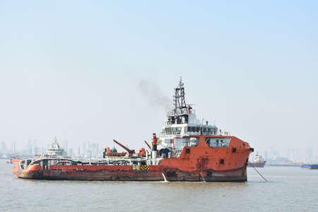 Fishing boats returning to its home near Mumbaiのeditorial素材