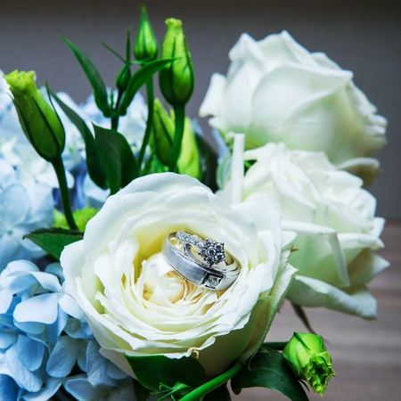 wedding rings with rose flowersの写真素材