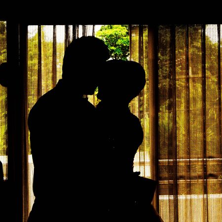 Silhouettes Kissの写真素材