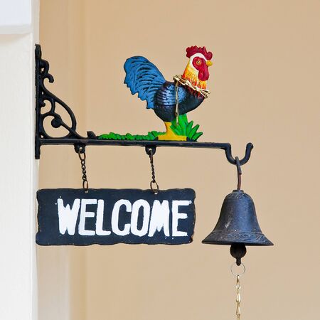 A vintage welcome sign on cement walの写真素材