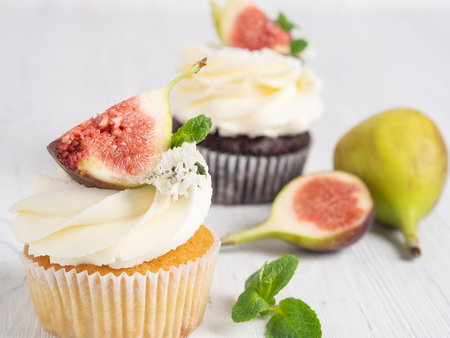 Cupcake with figs on a white wooden background. Close upの写真素材