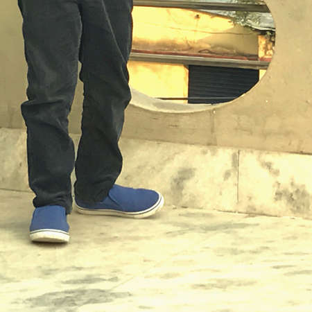 A little boy is standing on the floorの素材