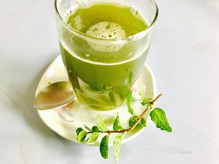 A glass of peppermint juice and a bunch of peppermint plantsの素材