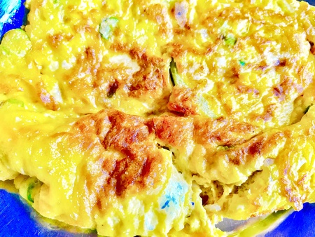 An egg omelette in a handの素材