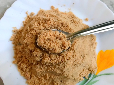 A plate of asafoetida powder. Asafoetida also known as hingの素材