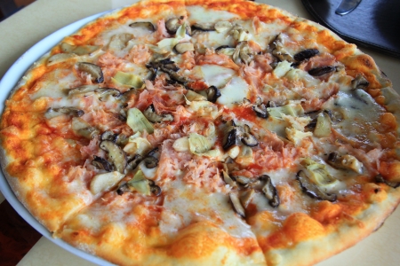 Ham and Mushroom pizzaの写真素材