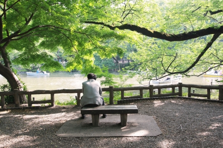 Relaxing and thinking about sonthing at Inokashira park in Tokyoのeditorial素材