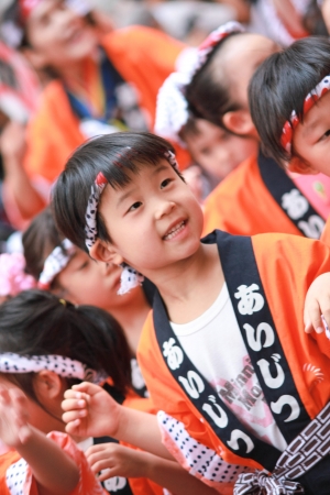 Japanese kids dancing in Kagurasaka festival 23July Tokyoのeditorial素材