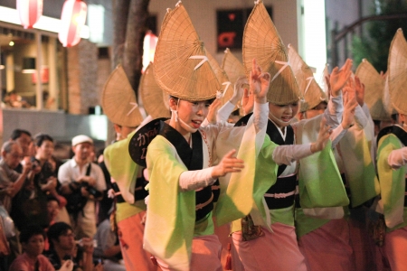 Japanese woman dancing in Kagurasaka festival 23July Tokyoのeditorial素材