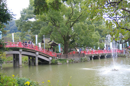 DAZAIFU, JAPAN - OCTOBER 29: People crossing the red bridge in the Japanese temple on October 29,2011, Dazaifu Japanのeditorial素材