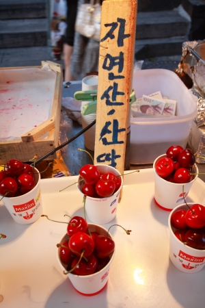 SEOUL, SOUTH KOREA - June  24: fresh cherry stall at the  Insadong market selling on June 24, 2009 in  Seoul, Koreaのeditorial素材