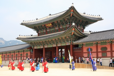 SEOUL, SOUTH KOREA - June  26: The ceremony to change the guards at the Gyeongbokgung Palace on June 26, 2009 in  Seoul, Koreaのeditorial素材