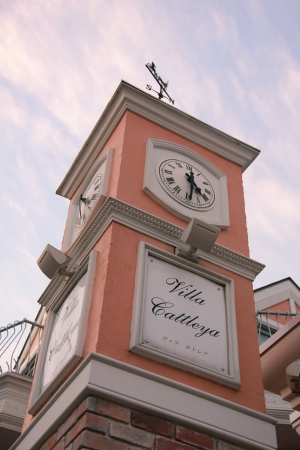 TOKYO,JAPAN - DEC 28: Clock tower at Jijugaoka shopping street on Dec 29, 2011 in Tokyo, Japanのeditorial素材