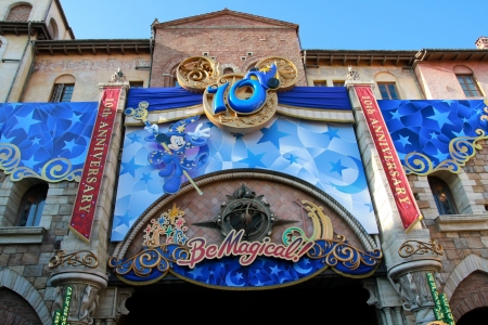 TOKYO,JAPAN - DEC 29: Main entrace of Tokyo DisneySea on Dec 29, 2011 in Tokyo, Japanのeditorial素材