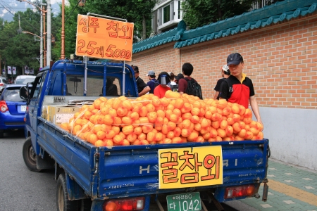 SEOUL, SOUTH KOREA - JUNE 27: fresh oranges stall pick up in the car for selling on June 27, 2009 in Seoul, Koreaのeditorial素材