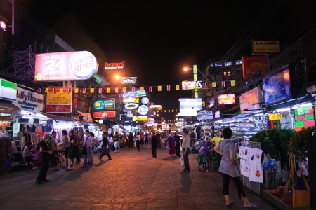 BANGKOK - Dec 24: Unidentified tourists walk along backpacker haven Khao San Road on Dec 24, 2009 in Bangkok, Thailand.のeditorial素材