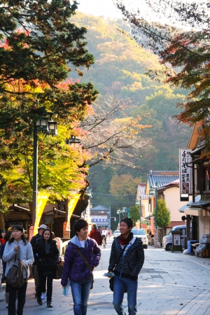 TOKYO,JAPAN - NOV 23: Many people visiting and trekking at Mt.Takao in the autumn locating nearby Tokyo ,Japan on November, 23, 2011のeditorial素材