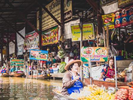 RATCHABURI ,THAILAND-MARCH 2016:Damnoen Saduak Floating Market in Ratchaburi Thailand. Several Thai fruit, food, souvenirs are sold in this place.のeditorial素材