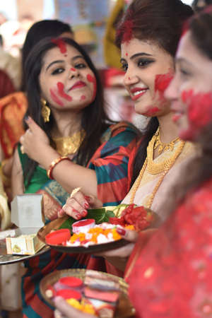 Kolkata, India â 8th October 2019; Women participate in Sindur Khela at a puja pandal on the last day of Durga puja at Baghbazar Sarbojanin in Kolkataのeditorial素材