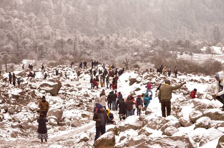 Sikkim Zero Point West Bengal November 2018 - Tourist People head outdoor play and enjoy first snow after a snowfall brings seasonal charm at Yumthang Valley, give a thrilling experience to visitors.のeditorial素材