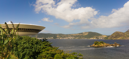 Viewpoint of the Boa Viagem Beach in Niterói overlooking a contemporary art museum.のeditorial素材