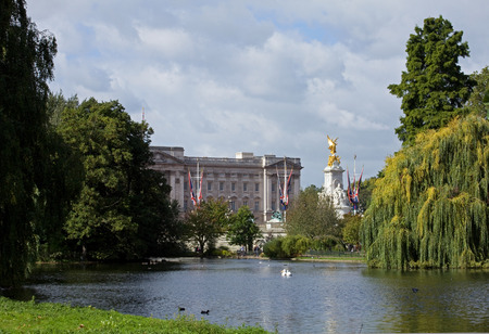 Buckingham Palace and Victoria Memorial from St. James's Park, Londonのeditorial素材