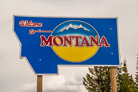 Sign to designate the Montana state line and welcome people to Montanaのeditorial素材