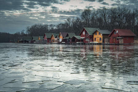 Dawn landscape of colorful houses at the lake "DerÃ­tÅ" in winter, Tata, Hungaryの写真素材