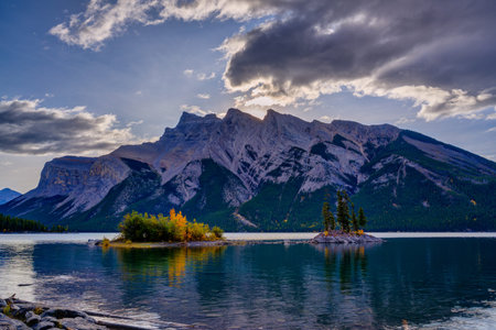 Lake Minnewanka Banff, Alberta Kanada travel destinationの写真素材