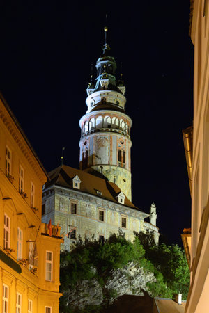 view of the castle and town of Cesky Krumlov above the Vltava Riverの写真素材