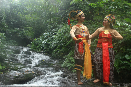 pre-wedding photos with the theme of Javanese ethnic traditional kebaya dresses in tropical forests.