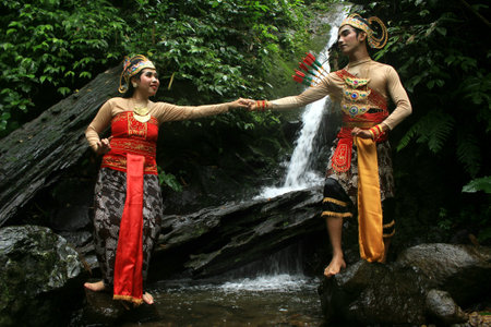 pre-wedding photos with the theme of Javanese ethnic traditional kebaya dresses in tropical forests.のeditorial素材