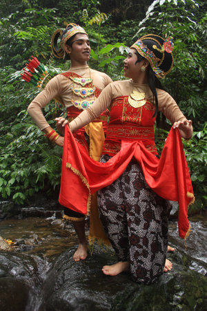 pre-wedding photos with the theme of Javanese ethnic traditional kebaya dresses in tropical forests.のeditorial素材