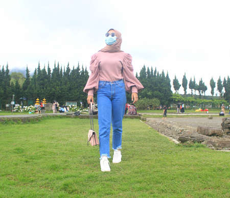 beautiful girl taking pictures in the parkのeditorial素材