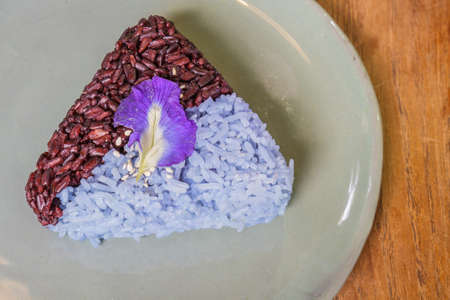 Rice two color in plate on wood table.の写真素材