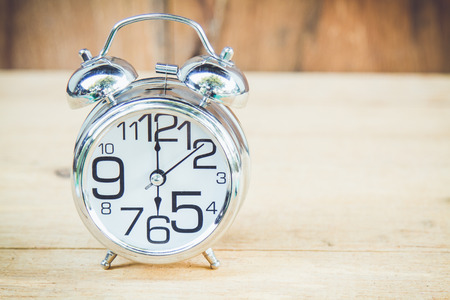Clock show 6 am or pm on wood background with copy space.の写真素材