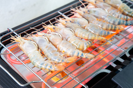 Cooking grilled shrimp with an electric grill by grilled on Steel gratingの写真素材