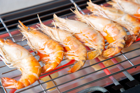 Cooking grilled shrimp with an electric grill by grilled on Steel gratingの写真素材