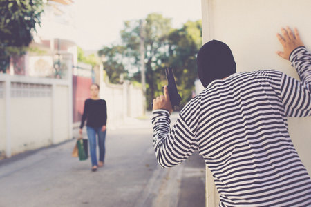 Robbery, burglary with a firearm girl secretly hide behind walls,Criminals who harm women in the...
