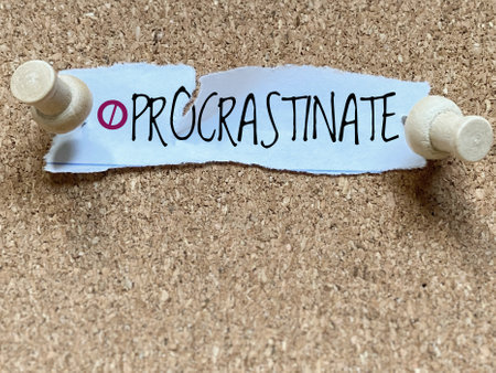 The word organic written on a piece of paper pinned to a cork boardの写真素材